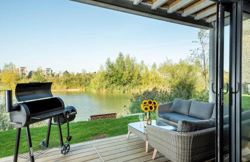 Cirencester House | Luxury lakeside property with spa access ML44