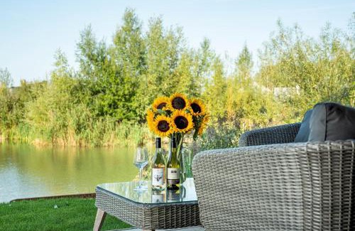 Cirencester House | Luxury lakeside property with spa access ML44
