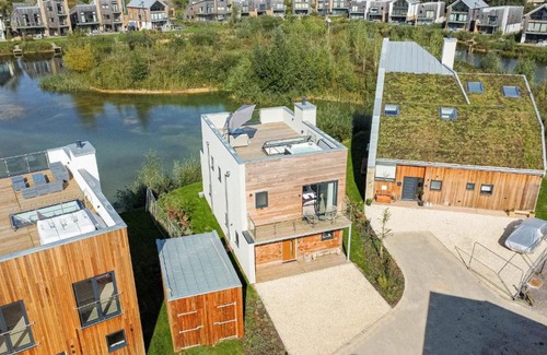 Cirencester House | Luxury lakeside property with spa access ML44