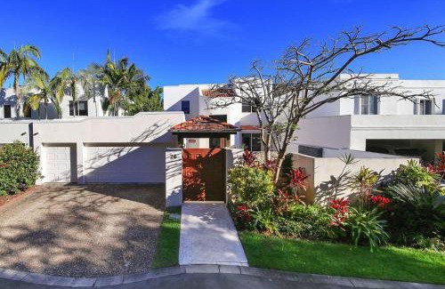 Mount Coolum Villa | Luxury Lakeside Villa