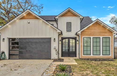 Central Arlington House | Luxury (Less than mile from AT&T Stadium/GlobeLife) GameRoom/Basketball Hoop