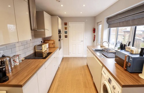 Lincoln House | Luxury Lincoln Home - Sleeps 8 - Hot Tub - Pets