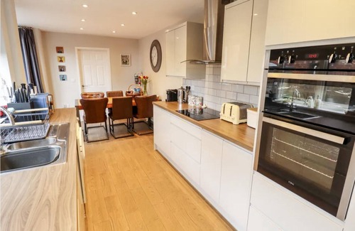 Lincoln House | Luxury Lincoln Home - Sleeps 8 - Hot Tub - Pets