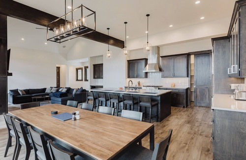 San Juan River Village House | Luxury Listing | A/C, Hot Tub, Close to Skiing, Incredible Mountain Views