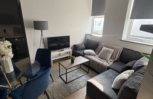 West Finchley Apartment | Luxury Living in North London – Stylish 2BR with En-Suite & Free Parking