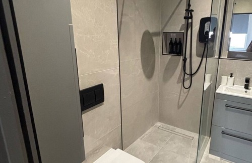 West Finchley Apartment | Luxury Living in North London – Stylish 2BR with En-Suite & Free Parking