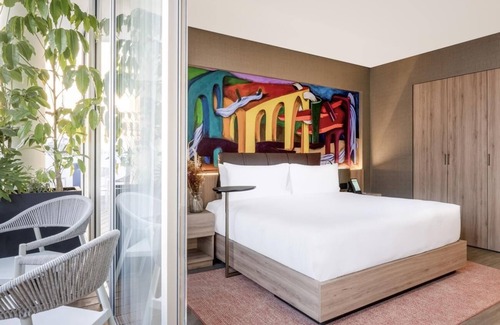 Hipodromo Hotel | Luxury Living: Explore El Pendulo from Our Contemporary Abode!