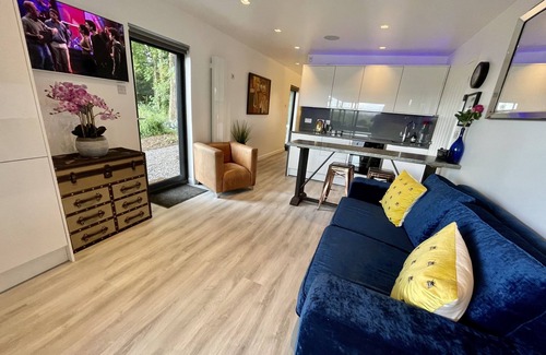 Bristol House | Luxury Lodge close to Clifton Suspension Bridge, hot tub. Sleeps 2 people.