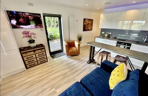 Bristol House | Luxury Lodge close to Clifton Suspension Bridge, hot tub. Sleeps 2 people.