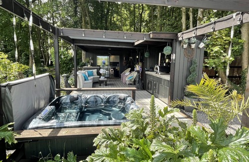 Bristol House | Luxury Lodge close to Clifton Suspension Bridge, hot tub. Sleeps 2 people.