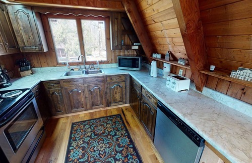 Nelsonville Cabin | Luxury Lodge in Hocking Hills w/Swimming Pool, Hot Tub and Lake - Wedding Venue