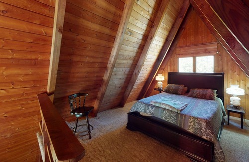 Nelsonville Cabin | Luxury Lodge in Hocking Hills w/Swimming Pool, Hot Tub and Lake - Wedding Venue