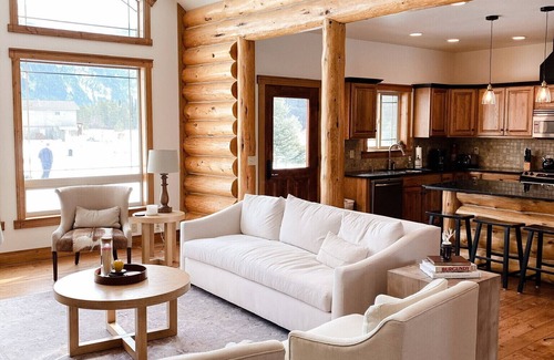 Columbia Falls House | Luxury Lodge w/Grand Mountain Views;10-15 Miles to Whitefish & Glacier Nat Park