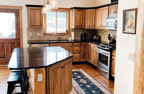 Columbia Falls House | Luxury Lodge w/Grand Mountain Views;10-15 Miles to Whitefish & Glacier Nat Park