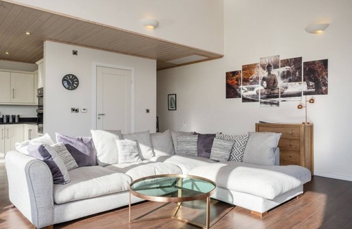 Hopton House | Luxury Lodge w/Hot Tub on 400-Acre Estate