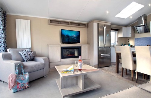 Swanage Ski Chalet | Luxury lodge with one double with en suite shower and one twin.