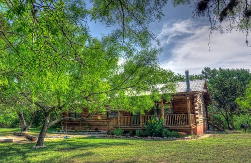 Rio Frio Cabin | LUXURY LOG CABIN #2 ON THE FRIO RIVER