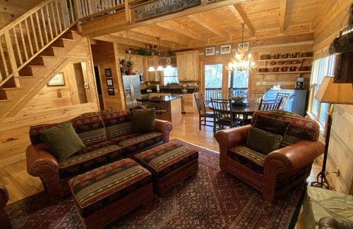 Blowing Rock Cabin | ☆Luxury Log Cabin☆3K/1Q/4 Full-bunks☆Fireplace☆Firepit☆Jacuzzi☆4TVs☆Foosball☆