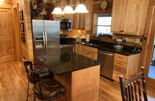 Blowing Rock Cabin | ☆Luxury Log Cabin☆3K/1Q/4 Full-bunks☆Fireplace☆Firepit☆Jacuzzi☆4TVs☆Foosball☆