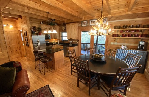 Blowing Rock Cabin | ☆Luxury Log Cabin☆3K/1Q/4 Full-bunks☆Fireplace☆Firepit☆Jacuzzi☆4TVs☆Foosball☆