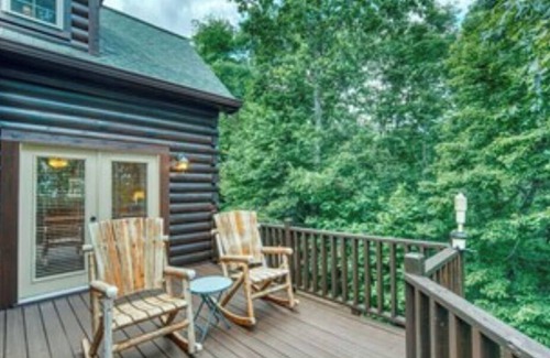 Hayesville House | Luxury Log Cabin Hideaway Near Lake Chatuge w/2 Master Suites