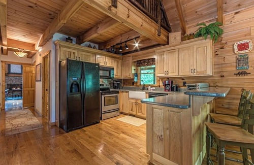 Dahlonega Cabin | Luxury Log Cabin + Hot Tub + Mins to Downtown Dahlonega