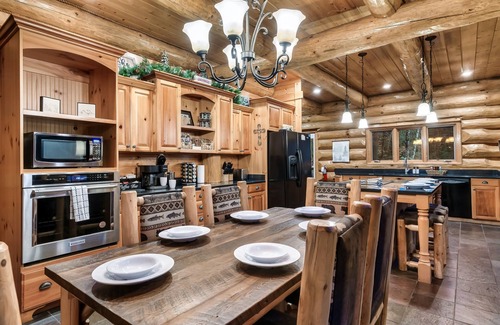 Pittman Center Cabin | Luxury Log Cabin Hot Tub, fire pit, mountain stream, all king suite on 2 acres