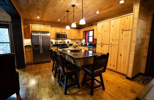 Topton Cabin | Luxury Log Cabin in Nantahala and close to Bryson City and NOC rafting!