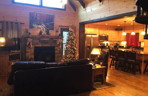 Topton Cabin | Luxury Log Cabin in Nantahala and close to Bryson City and NOC rafting!