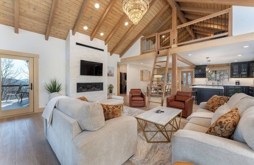 Laurel Ridge Cabin | Luxury log cabin with mountain & lake views - hot tub, mini-pickleball, and more