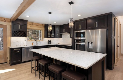 Laurel Ridge Cabin | Luxury log cabin with mountain & lake views - hot tub, mini-pickleball, and more