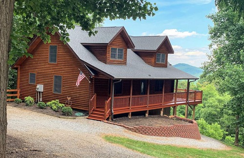 Bostic Cabin | Luxury Log Cabin - Totally Private Gorgeous Mtn View - Pool Table, Darts & more!