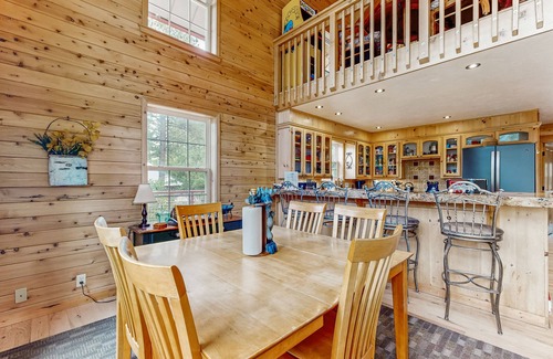 San Juan River Village Cabin | Luxury log cabin with wraparound deck and gorgeous views/Dog-Friendly