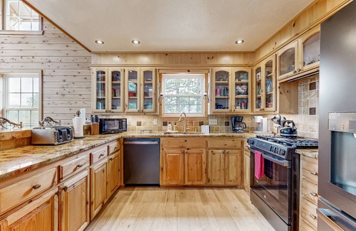 San Juan River Village Cabin | Luxury log cabin with wraparound deck and gorgeous views/Dog-Friendly