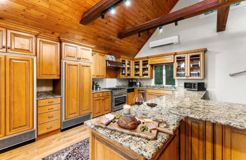 Ellicottville Ski Chalet | Luxury Log Chalet with Hot Tub, Games Room & Hill Views!