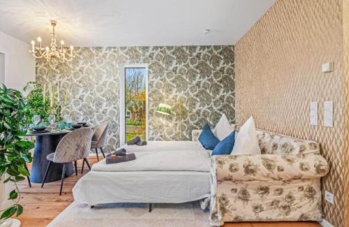 Schwarzlackenau Apartment | Luxury Long-Term Apartment with Garden & Whirlpool