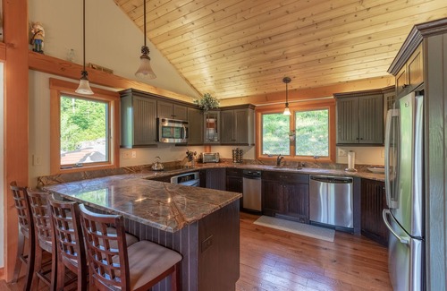 Lincoln House | Luxury Loon Mtn Home Sleeps 16 with pool/gym access
