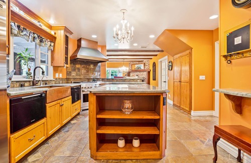 Calabasas Villa | Luxury Malibu Cottage, Heated Pool, Sauna, Gym