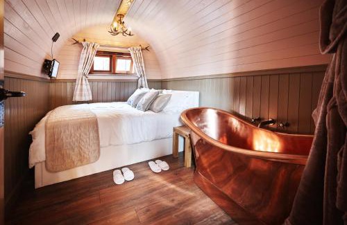 Pontesbury House | Luxury Mary's Croft with Swedish Hot tub and BBQ HUT