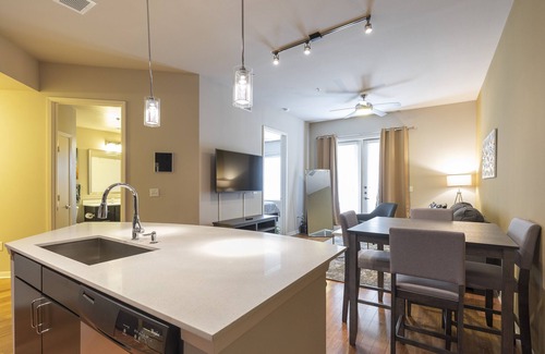 Texas Medical Center Condo | Luxury Med Center Fully Equipped King Sized Bed Condos
