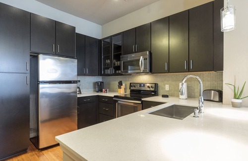 Texas Medical Center Condo | Luxury Med Center Fully Equipped King Sized Bed Condos