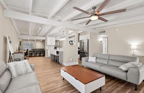 Camelback East House | Luxury Mid-Century Modern 3-Bedroom Home