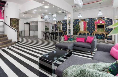 Liverpool House | Luxury Mirror Party Pad with 4 Bedrooms!