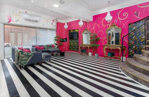 Liverpool House | Luxury Mirror Party Pad with 4 Bedrooms!