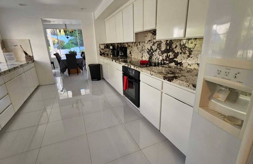 Woodland Hills House | Luxury Modern best Prime Location Retreat PRIVATE POOL HOME Jacuzzi SPA 4 BDR