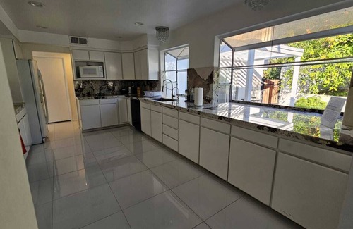 Woodland Hills House | Luxury Modern best Prime Location Retreat PRIVATE POOL HOME Jacuzzi SPA 4 BDR