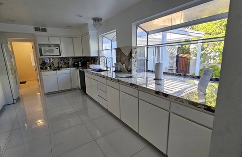 Woodland Hills House | Luxury Modern best Prime Location Retreat PRIVATE POOL HOME Jacuzzi SPA 4 BDR