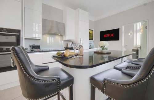 Castle Apartment | Luxury & Modern - Central - Beach Access - Wind St