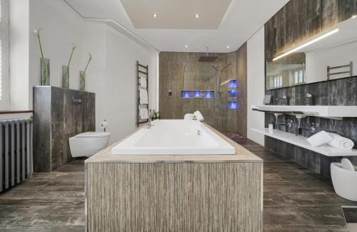 Castle Apartment | Luxury & Modern - Central - Beach Access - Wind St