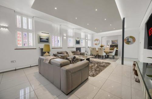 Castle Apartment | Luxury & Modern - Central - Beach Access - Wind St